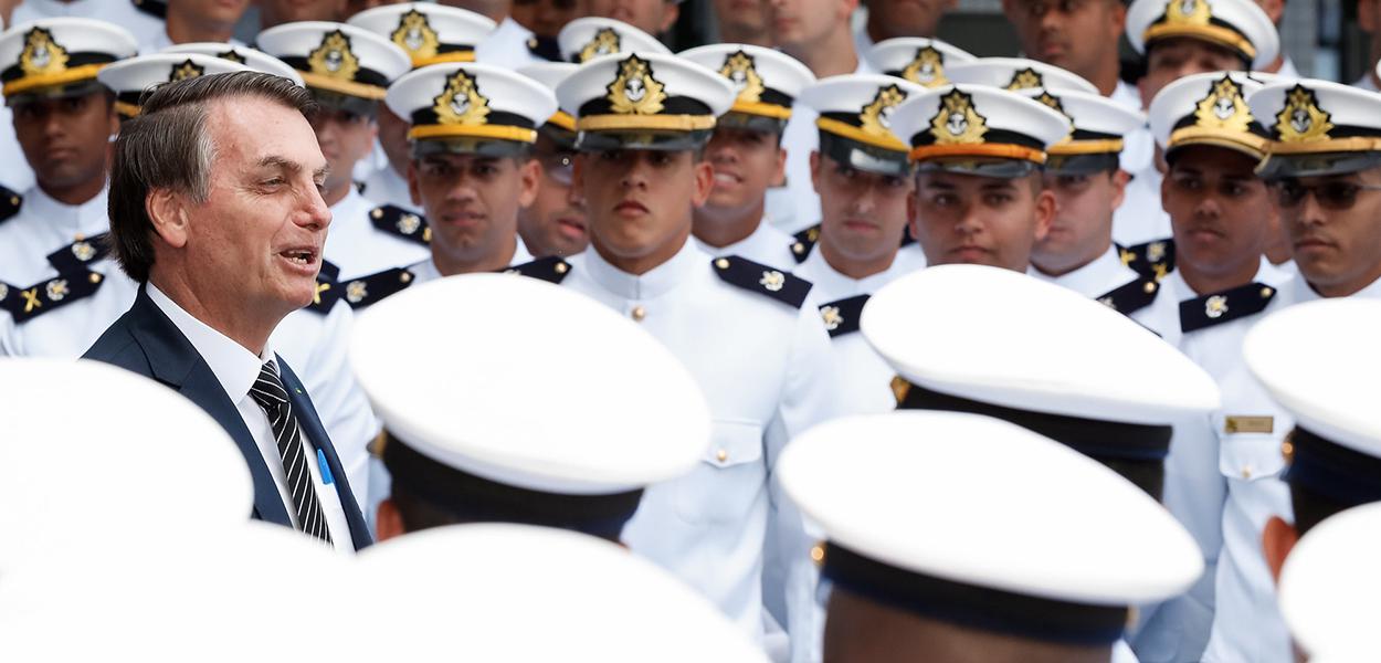 Jair Bolsonaro com formandos da Marinha (Foto: Alan Santos/PR) Jair Bolsonaro com formandos da Marinha