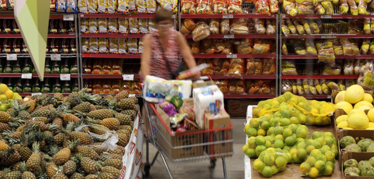Mulher faz compras em supermercado de São Paulo (Foto: REUTERS/Paulo Whitaker) Mulher faz compras em supermercado de São Paulo