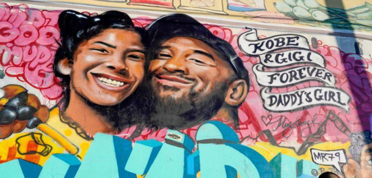 Mural pintado em homenagem a Kobe Bryant e a filha Gianna (Foto: REUTERS/Kyle Grillot) Mural pintado em homenagem a Kobe Bryant e a filha Gianna