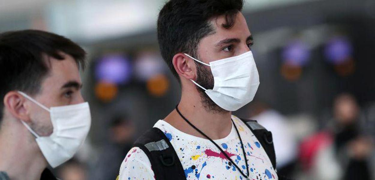 Viajantes usam máscaras no aeroporto de Guarulhos. (Foto: REUTERS/Amanda Perobelli) Viajantes usam máscaras no aeroporto de Guarulhos.