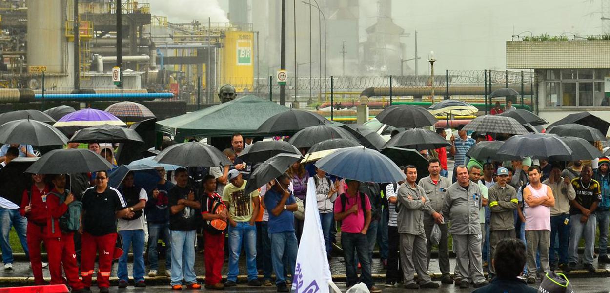 Grevistas fazem manifestação em frente a refinaria de Cubatão. (Foto: Rovena Rosa/Agência Brasil) Grevistas fazem manifestação em frente a refinaria de Cubatão.