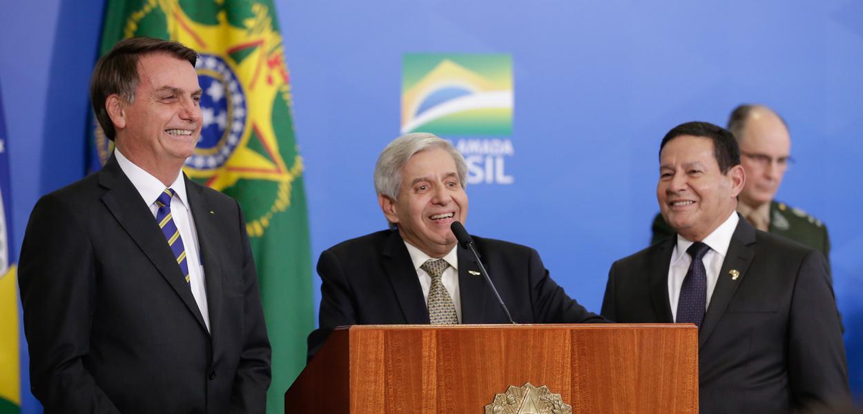 Jair Bolsonaro, General Heleno e Hamilton Mourão (Foto: Carolina Antunes/PR) Jair Bolsonaro, General Heleno e Hamilton Mourão