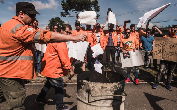 Petroleiros queimam comunicado (Foto: Petroleiros queimam comunicado) Petroleiros queimam comunicado
