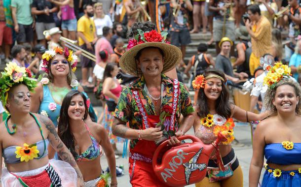 Blocos participam do carnaval do Rio de Janeiro, no centro da cidade (Foto: © Fernando Frazão/Agência Brasil) Blocos participam do carnaval do Rio de Janeiro, no centro da cidade