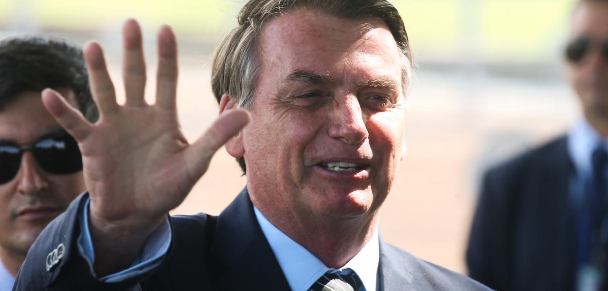 O presidente Jair Bolsonaro conversa com turistas no Palácio da Alvorada. (Foto: Antonio Cruz/ Agência Brasil) O presidente Jair Bolsonaro conversa com turistas no Palácio da Alvorada.
