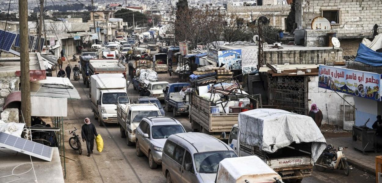 Civis fogem do norte de Idlib para encontrar um lugar seguro na Síria (Foto: Russia Today) Civis fogem do norte de Idlib para encontrar um lugar seguro na Síria