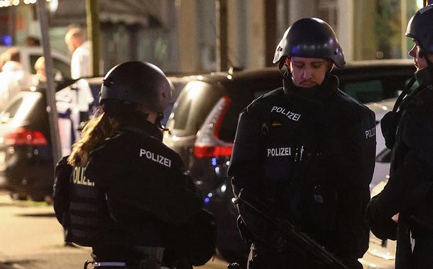 Policiais vigiam área após ataque a tiros em Hanau (Foto: REUTERS/Kai Pfaffenbach) Policiais vigiam área após ataque a tiros em Hanau