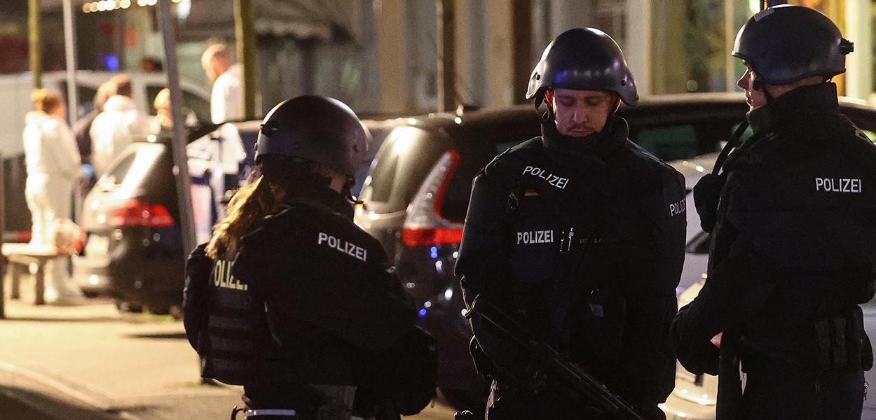 Policiais vigiam área após ataque a tiros em Hanau (Foto: REUTERS/Kai Pfaffenbach) Policiais vigiam área após ataque a tiros em Hanau