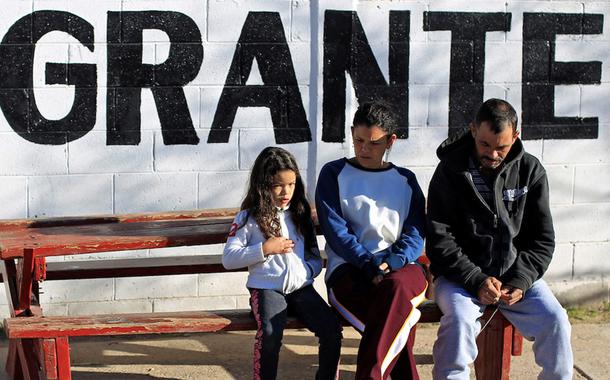 Imigrantes brasileiros deportados para o México aguardam por audiência em tribunal dos EUA (Foto: REUTERS/Jose Luis Gonzalez) Imigrantes brasileiros deportados para o México aguardam por audiência em tribunal dos EUA
