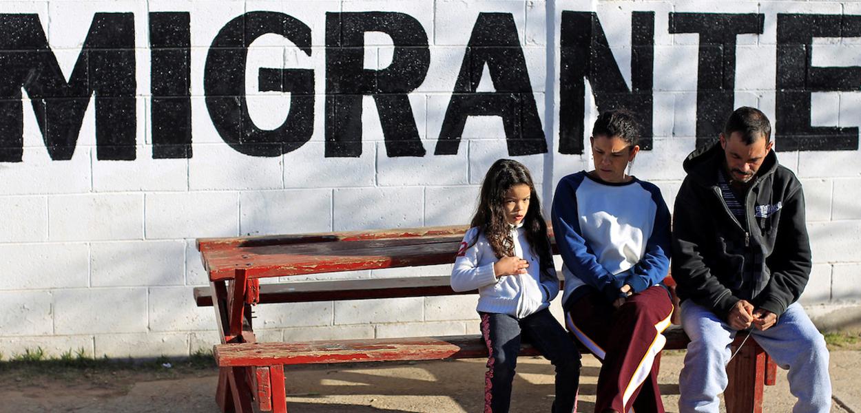 Imigrantes brasileiros deportados para o México aguardam por audiência em tribunal dos EUA (Foto: REUTERS/Jose Luis Gonzalez) www.brasil247.com - Imigrantes brasileiros deportados para o México aguardam por audiência em tribunal dos EUA