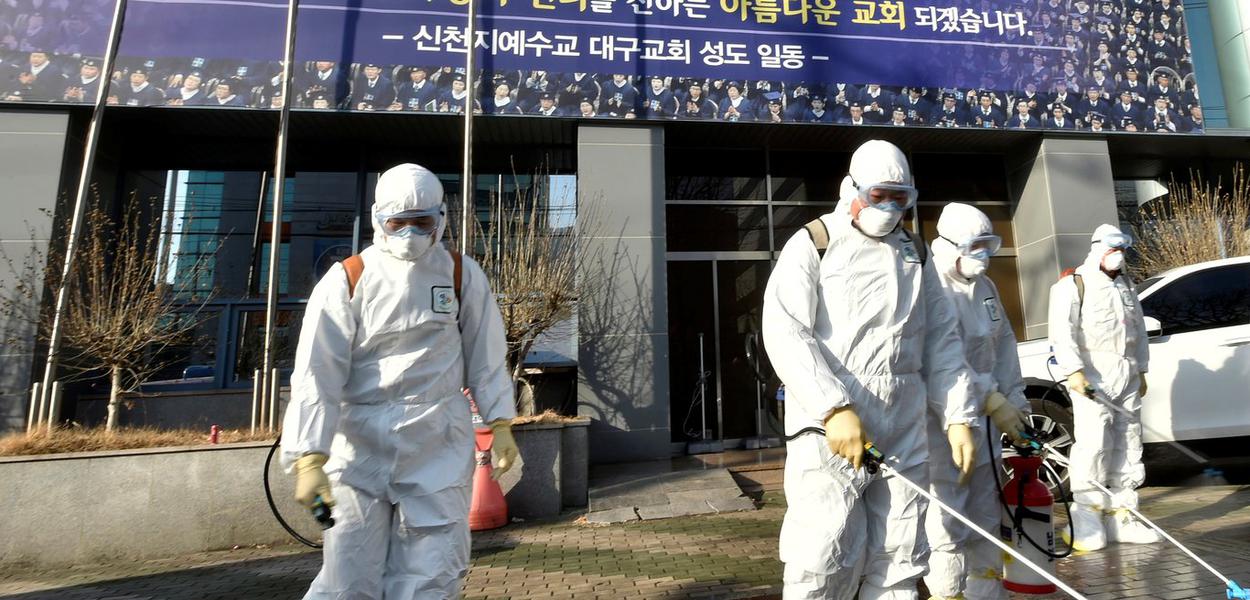 Funcionários de uma empresa de dedetização desinfectam rua em frente à Igreja de Jesus o Templo do Tabernáculo do Testemunho, em Daegu (Foto: REUTERS) Funcionários de uma empresa de dedetização desinfectam rua em frente à Igreja de Jesus o Templo do Tabernáculo do Testemunho, em Daegu