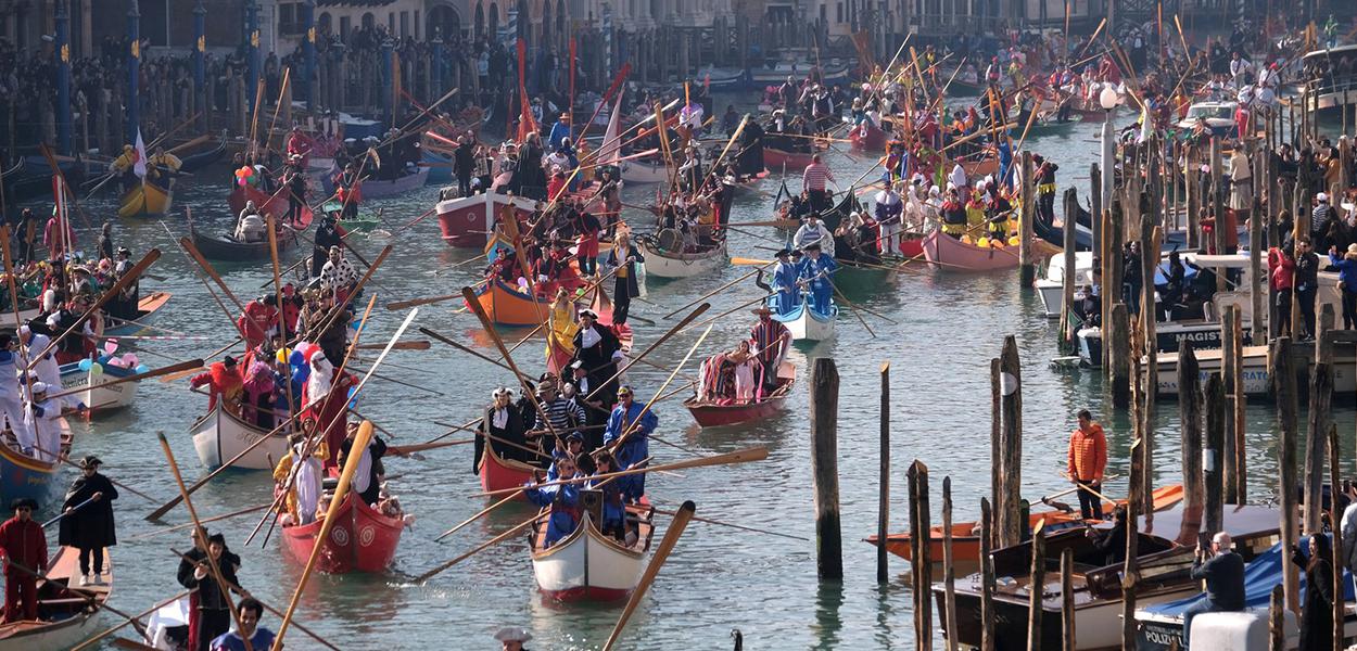Desfile de barcos e gôndolas ao longo do Grande Canal em 2019 (Foto: Manuel Silvestri/Reuters) Desfile de barcos e gôndolas ao longo do Grande Canal em 2019