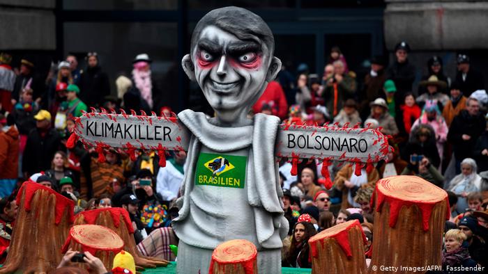 Bolsonaro é retratado como “assassino do clima” no Carnaval alemão (Foto: Getty Images / AFPI / Fassbender) Bolsonaro é retratado como “assassino do clima” no Carnaval alemão