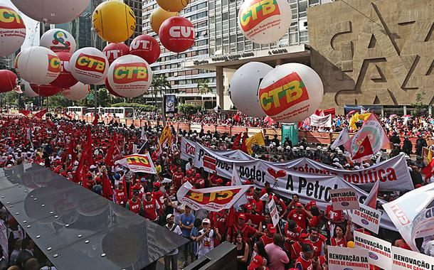 Centrais sindicais se opõem a medida do governo e defendem exigência de comprovante de vacinação no trabalho