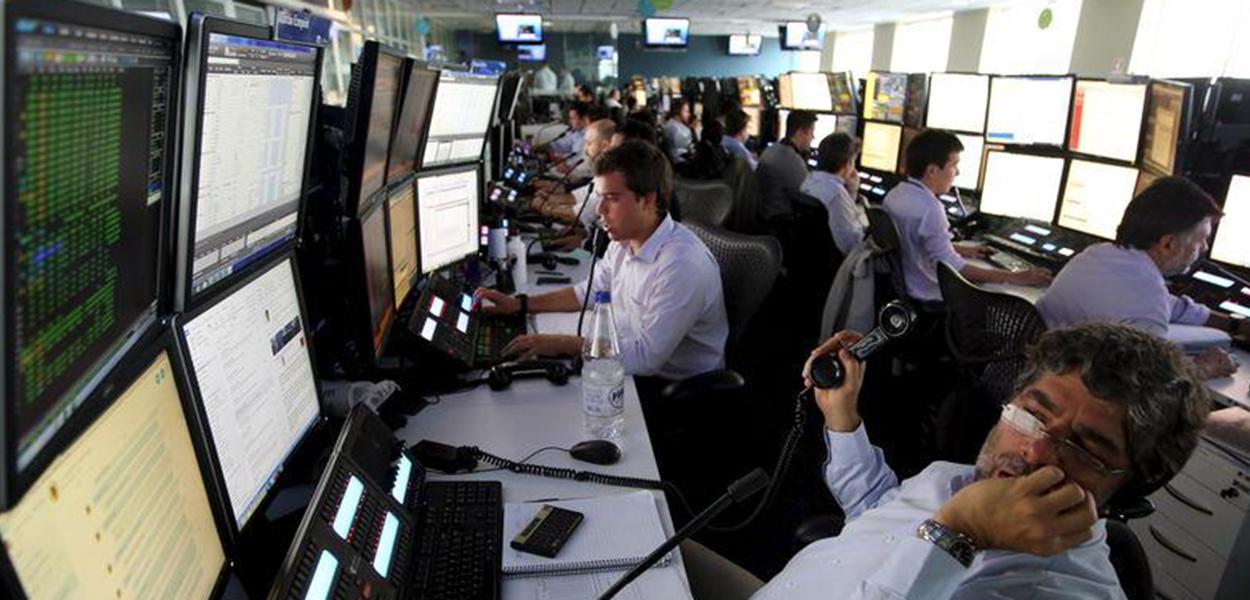 Operadores trabalham em escritório da XP em São Paulo. (Foto: REUTERS/Paulo Whitaker) Operadores trabalham em escritório da XP em São Paulo.