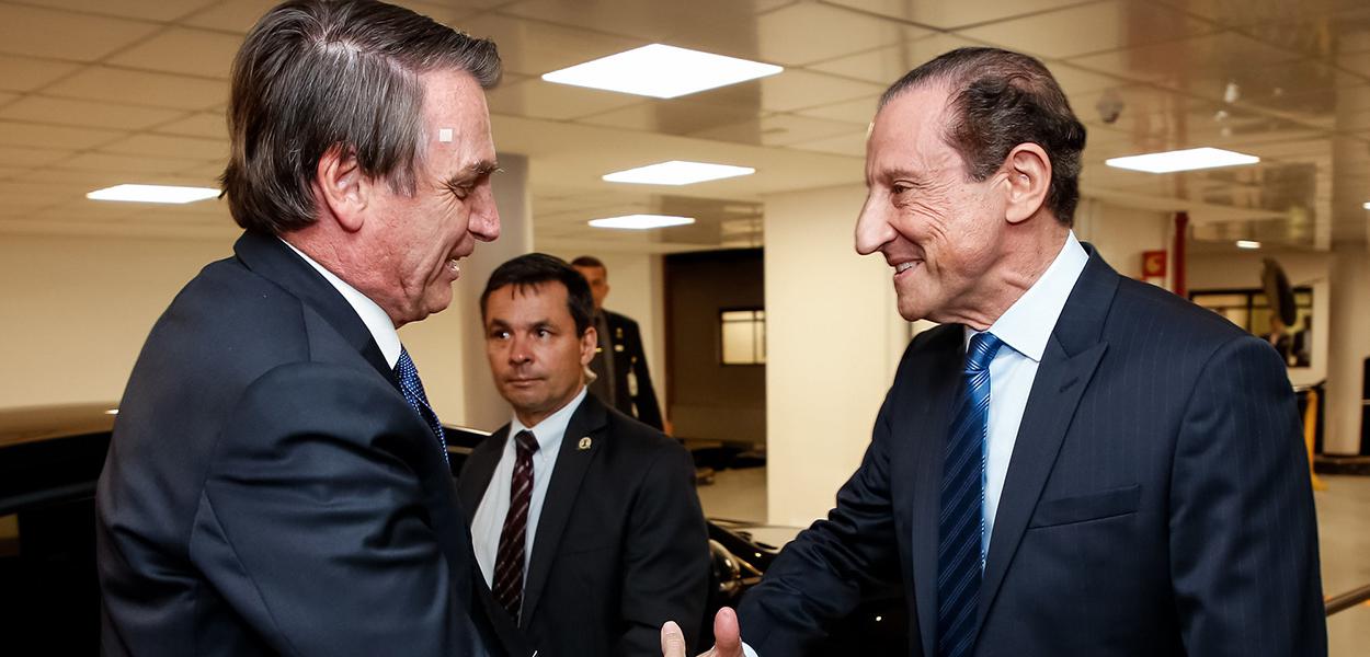 Jair Bolsonaro cumprimenta Paulo Skaf, Presidente da Federação das Indústrias do Estado de São Paulo (FIESP) (Foto: Anderson Riedel/PR) Jair Bolsonaro cumprimenta Paulo Skaf, Presidente da Federação das Indústrias do Estado de São Paulo (FIESP)