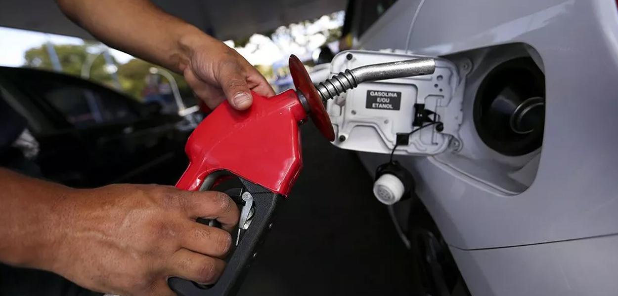 Petrobrás reduzirá preço de combustíveis. (Foto: Marcelo Camargo/Agência Brasil) Petrobrás reduzirá preço de combustíveis.