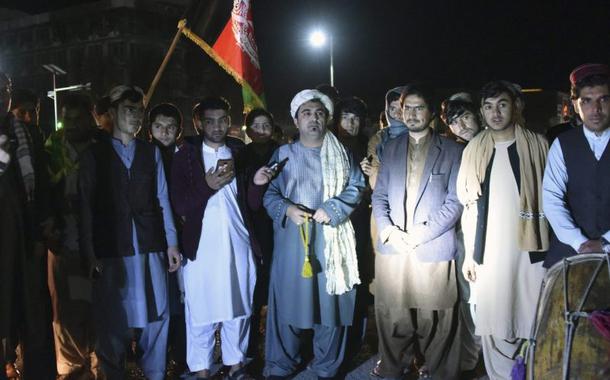 Jovens e militantes do movimento pacifista reúnem-se para celebrar a redução da violência em Kandahar (Foto: AFP / Javed Tanveer) Jovens e militantes do movimento pacifista reúnem-se para celebrar a redução da violência em Kandahar