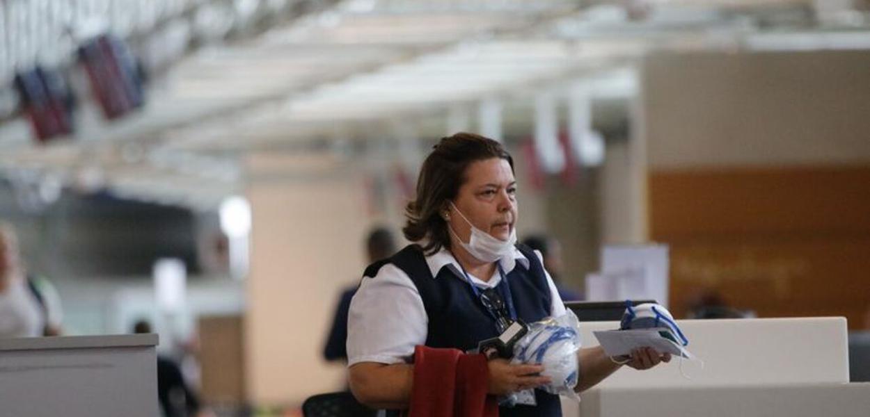 Passageiros e funcionários circulam vestindo máscaras contra o novo coronavírus (Covid-19) no Aeroporto Internacional Tom Jobim (Foto: Fernando Frazão/Agência Brasil) www.brasil247.com - Passageiros e funcionários circulam vestindo máscaras contra o novo coronavírus (Covid-19) no Aeroporto Internacional Tom Jobim