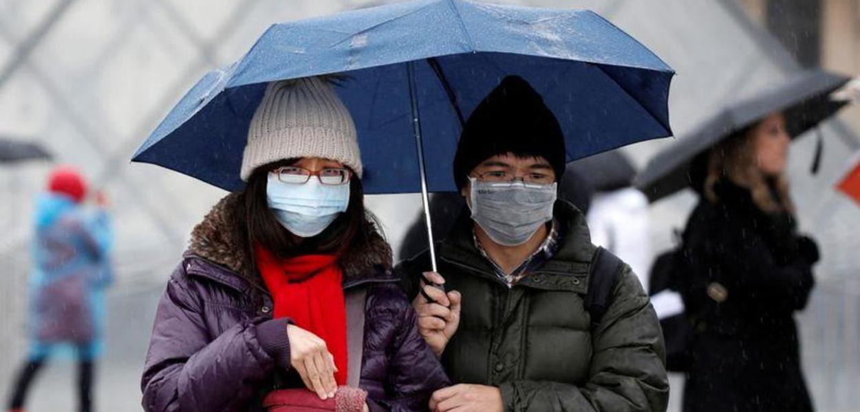 Pessoas de máscara em frente ao Museu do Louvre, em Paris (Foto: REUTERS/Benoit Tessier) Pessoas de máscara em frente ao Museu do Louvre, em Paris