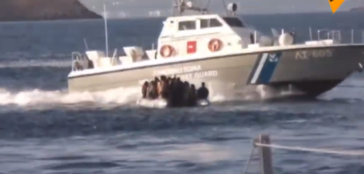 Guarda Costeira grega abre fogo contra bote de refugiados sírios (Foto: vídeo sputnik) Guarda Costeira grega abre fogo contra bote de refugiados sírios
