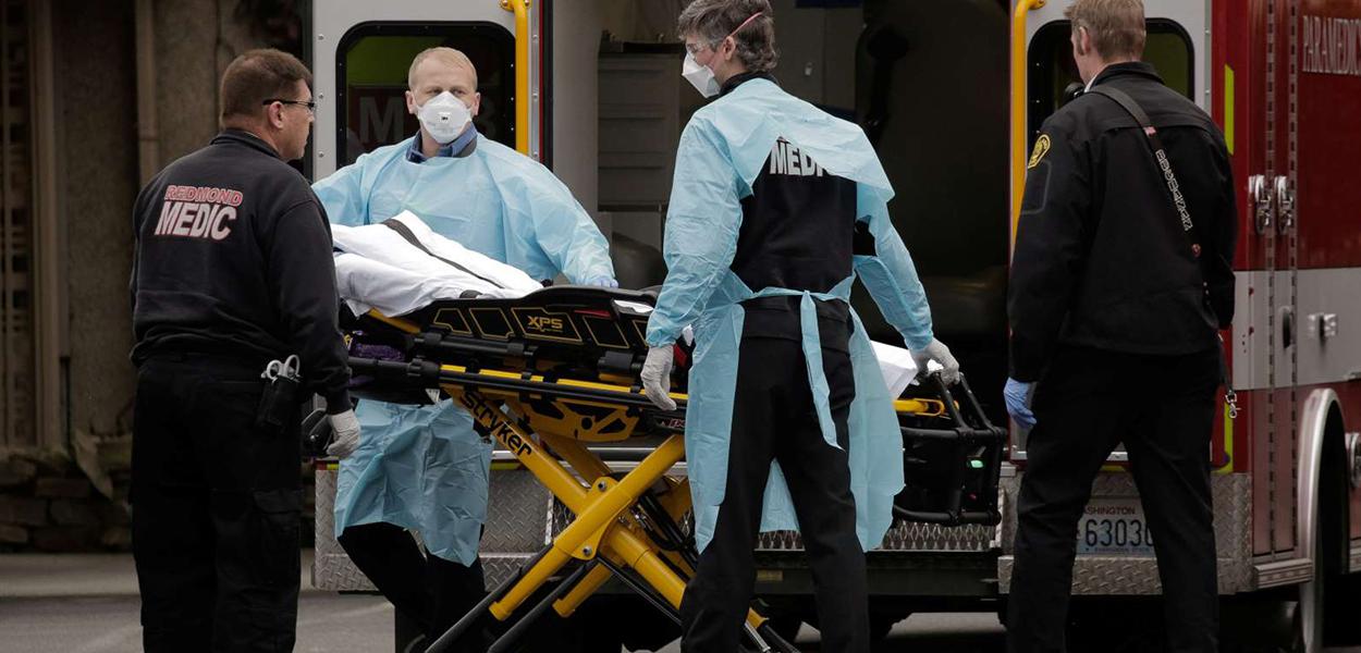 Médicos preparando paciente para ambulância (Foto: REUTERS/David Ryder) Médicos preparando paciente para ambulância