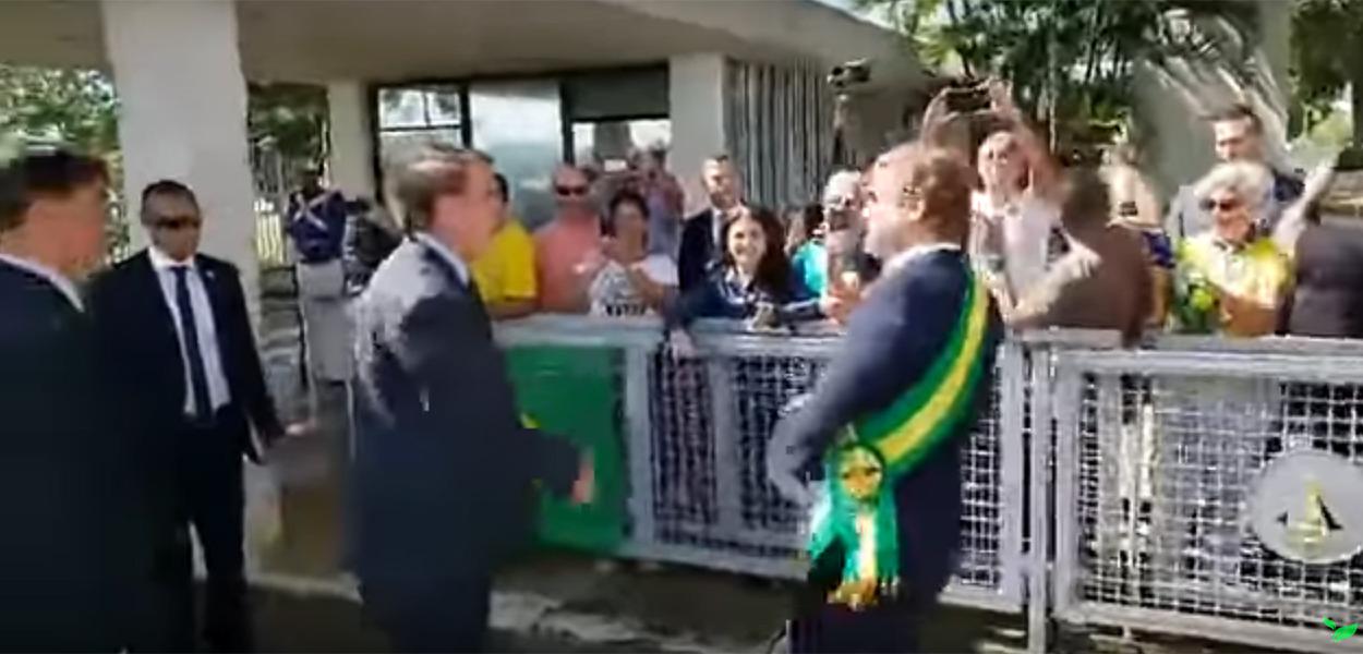 Jair Bolsonaro e o humorista Carioca (Foto: Reprodução) www.brasil247.com - Jair Bolsonaro e o humorista Carioca