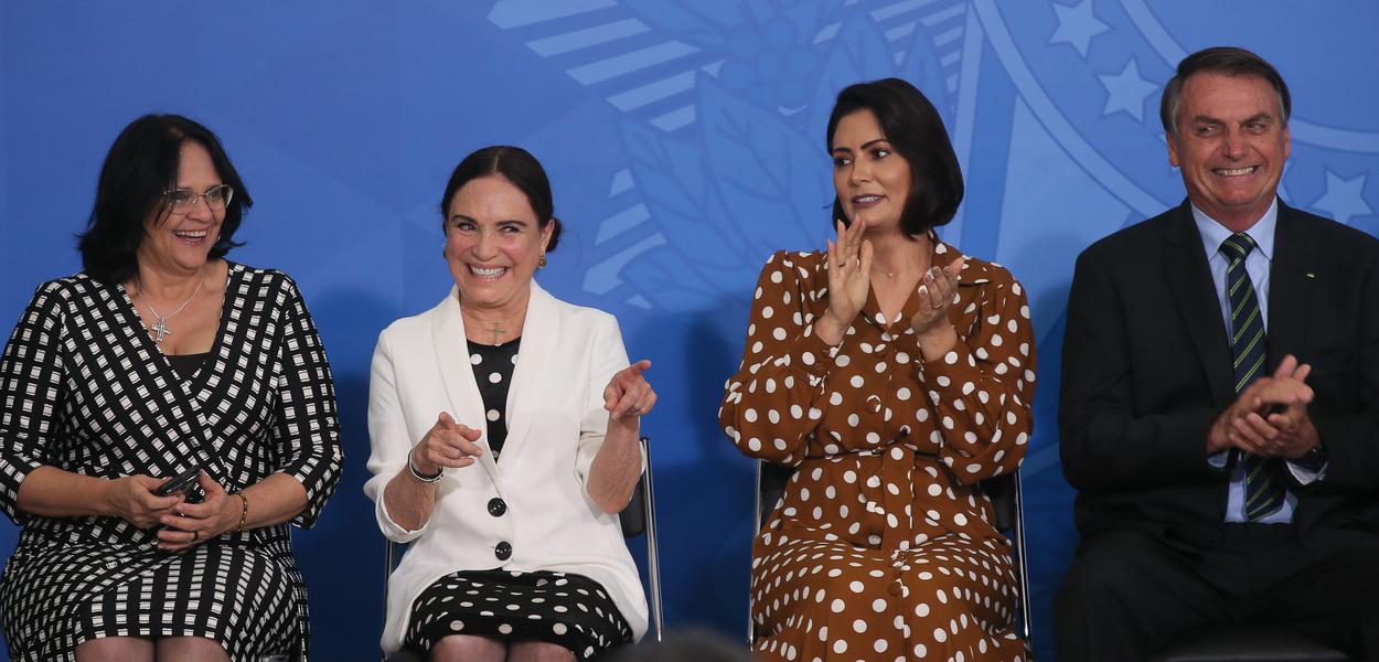 Jair Bolsonaro dá posse à secretária especial da Cultura do Ministério do Turismo, Regina Duarte (Foto: Antonio Cruz/Agência Brasil) Jair Bolsonaro dá posse à secretária especial da Cultura do Ministério do Turismo, Regina Duarte
