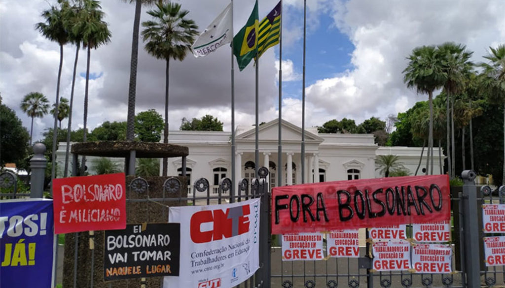 Faixas pelo "Fora Bolsonaro" no acampamento no Palácio do Governo. (Foto: Valmir Macêdo/Cidadeverde) Faixas pelo "Fora Bolsonaro" no acampamento no Palácio do Governo.