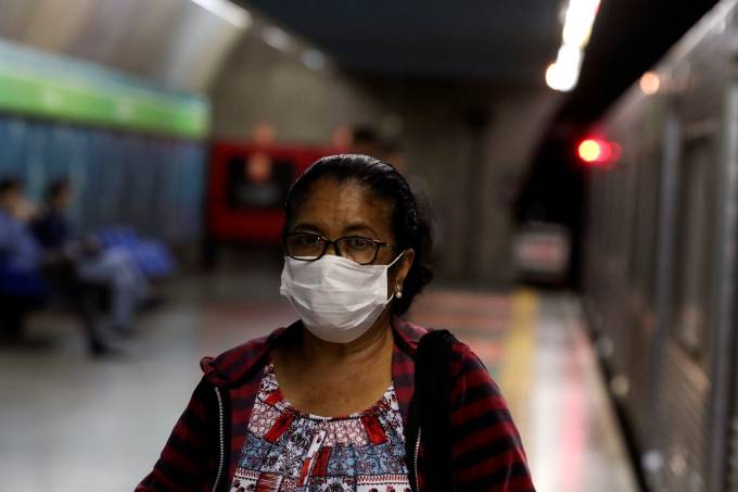 Mulher usa máscara de proteção no Metrô de São Paulo: estado tem as primeiras transmissões locais (Foto: Amanda Perobelli/Reuters) Mulher usa máscara de proteção no Metrô de São Paulo: estado tem as primeiras transmissões locais