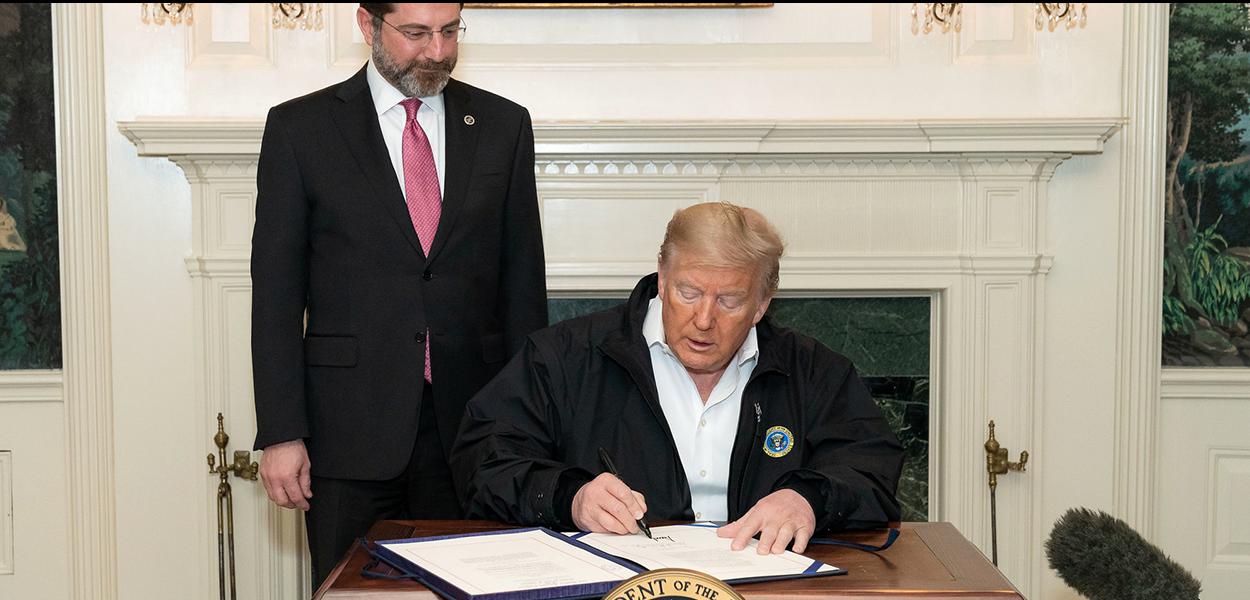 Presidente Trump assina o projeto de lei do financiamento do Congresso para resposta ao coronavírus. (Foto: Official White House Photo by Tia Dufour) Presidente Trump assina o projeto de lei do financiamento do Congresso para resposta ao coronavírus.