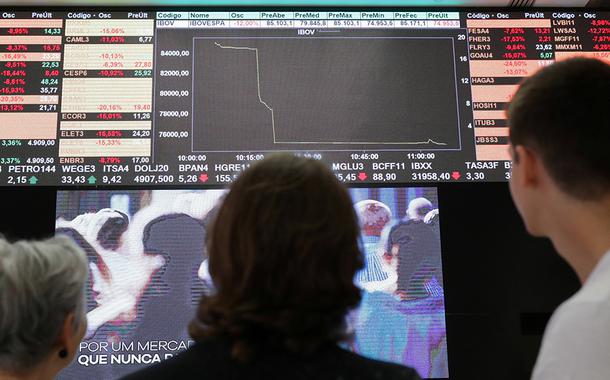 Pessoas observam painel na B3 em mais um dia de circuit breaker da bolsa paulista (Foto: REUTERS/Amanda Perobelli) Pessoas observam painel na B3 em mais um dia de circuit breaker da bolsa paulista