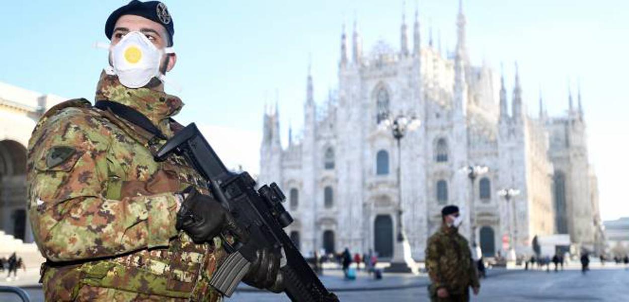 Militares usam máscaras na Catedral de Milão: ponto turístico foi fechado após surto de coronavírus na região (Foto: Flavio Lo Scalzo/Reuters) Militares usam máscaras na Catedral de Milão: ponto turístico foi fechado após surto de coronavírus na região
