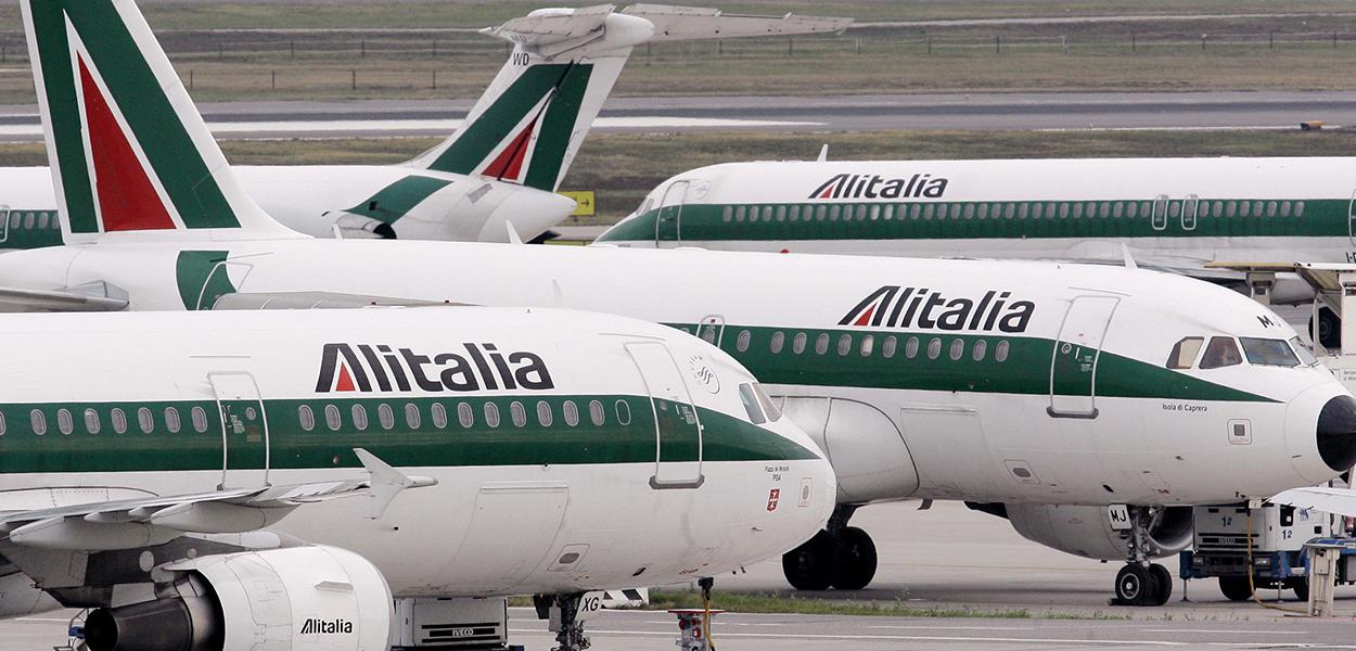 Aviões da Alitalia (Foto: REUTERS/Alessandro Garofalo) Aviões da Alitalia