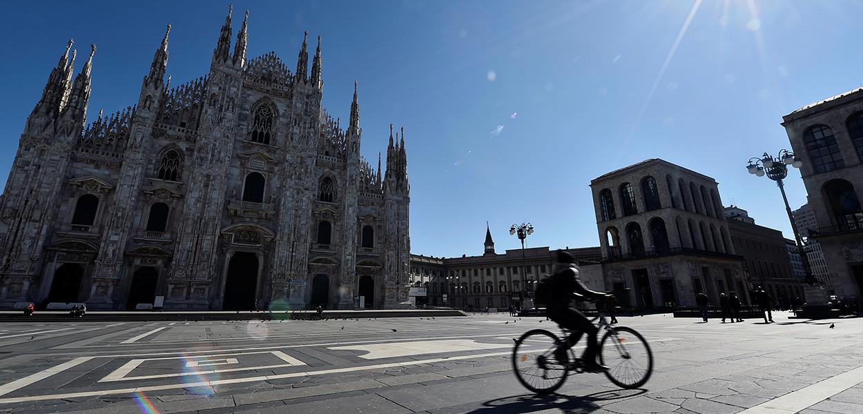 Ciclista passa em frente à catedral de Milão, com ambientes públicos desertos por conta do coronavírus (Foto: REUTERS/Flavio Lo Scalzo) Ciclista passa em frente à catedral de Milão, com ambientes públicos desertos por conta do coronavírus