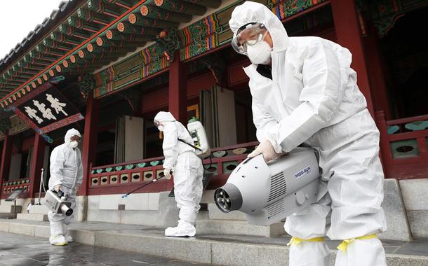 Agentes de saúde sanitizam palácio tradicional de Suwon, na Coreia do Sul, por temor de disseminação do coronavírus da China. (Foto: Yonhap/via REUTERS) Agentes de saúde sanitizam palácio tradicional de Suwon, na Coreia do Sul, por temor de disseminação do coronavírus da China.