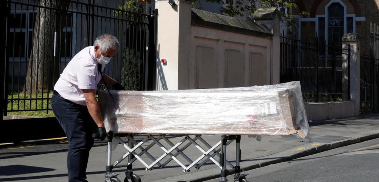 Empregado de uma funerária faz entrega de caixões nesta quarta-feira (25) na casa de repouso da Fundação Rothschild, em Paris, onde 16 pessoas morreram e 81 foram infectadas pelo coronavírus (Foto: REUTERS - GONZALO FUENTES) Empregado de uma funerária faz entrega de caixões nesta quarta-feira (25) na casa de repouso da Fundação Rothschild, em Paris, onde 16 pessoas morreram e 81 foram infectadas pelo coronavírus