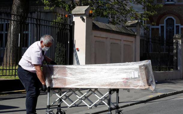 Empregado de uma funerária faz entrega de caixões nesta quarta-feira (25) na casa de repouso da Fundação Rothschild, em Paris, onde 16 pessoas morreram e 81 foram infectadas pelo coronavírus (Foto: REUTERS - GONZALO FUENTES) Empregado de uma funerária faz entrega de caixões nesta quarta-feira (25) na casa de repouso da Fundação Rothschild, em Paris, onde 16 pessoas morreram e 81 foram infectadas pelo coronavírus