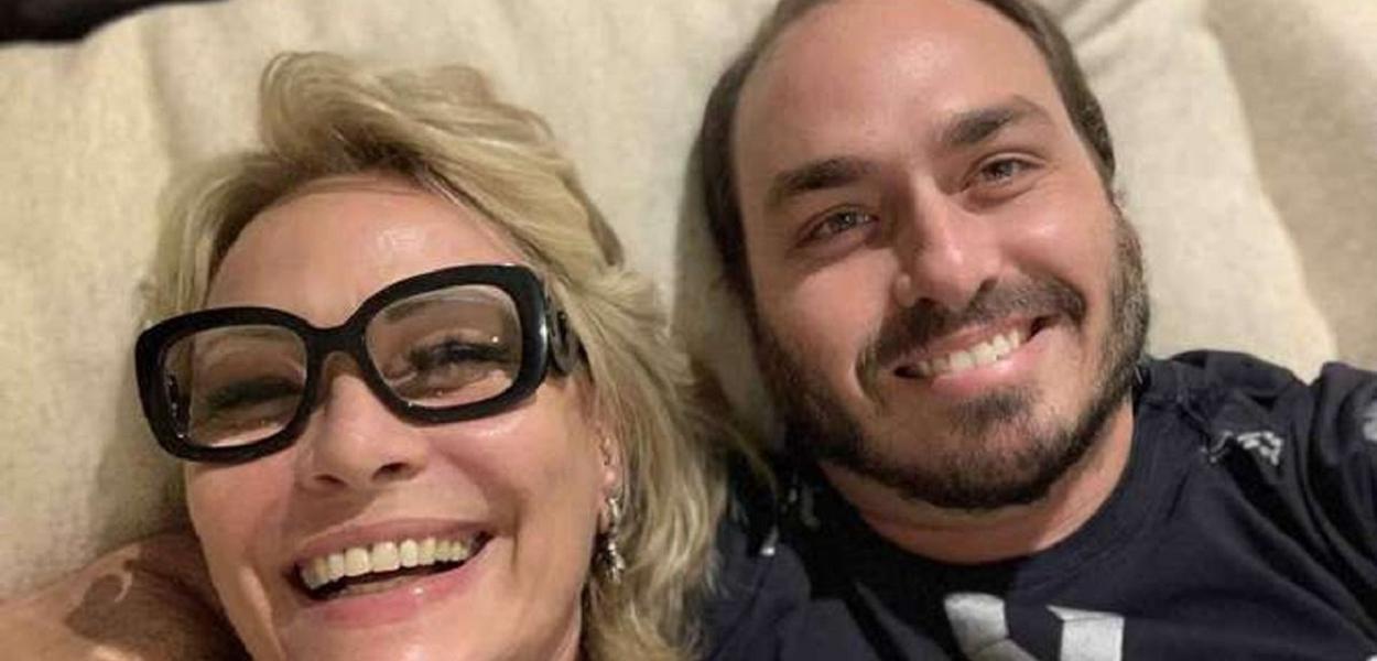 Carlos Bolsonaro e mãe (Foto: Reprodução) Carlos Bolsonaro e mãe