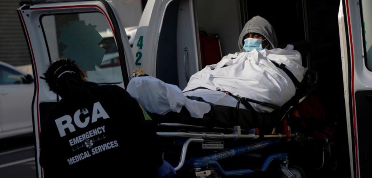Paciente chega de ambulância ao Brooklyn Hospital Center, em Nova York (EUA) (Foto: REUTERS/Andrew Kelly) Paciente chega de ambulância ao Brooklyn Hospital Center, em Nova York (EUA)