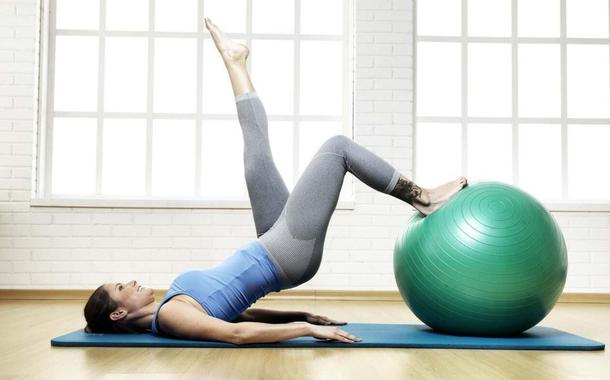 Mulher praticando Pilates (Foto: Reprodução) Mulher praticando Pilates