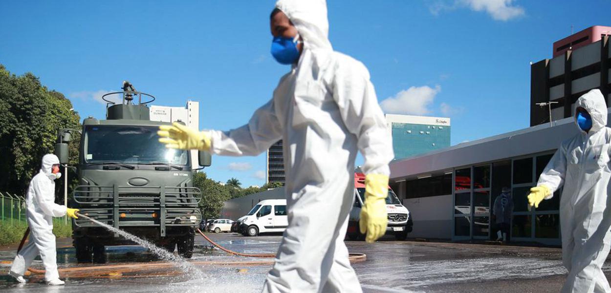 Forças Armadas promovem ação de desinfecção no Hospital Regional da Asa Norte (HRAN), uma das medidas adotadas para prevenir a contaminação pelo novo coronavírus (Foto: Marcello Casal Jr/Ag.Brasil) Forças Armadas promovem ação de desinfecção no Hospital Regional da Asa Norte (HRAN), uma das medidas adotadas para prevenir a contaminação pelo novo coronavírus