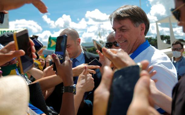 Jair Bolsonaro cumprimenta apoiadores em frente ao Palácio do Planalto durante manifestação, já em meio à epidemia do coronavírus (Foto: REUTERS/Adriano Machado) Jair Bolsonaro cumprimenta apoiadores em frente ao Palácio do Planalto durante manifestação, já em meio à epidemia do coronavírus