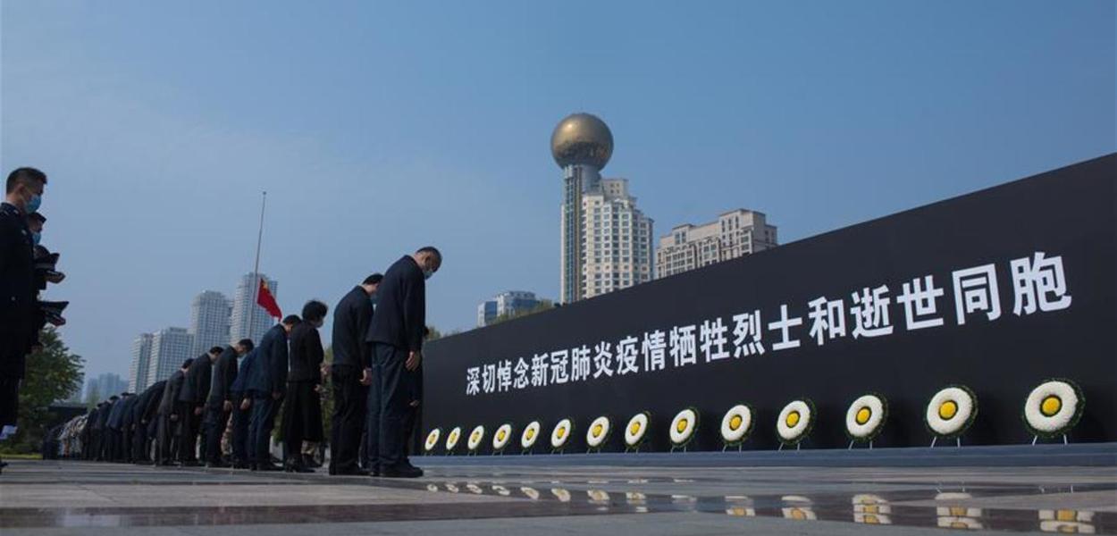Chineses homenageiam mortos por coronavírus (Foto: Xinhua) Chineses homenageiam mortos por coronavírus
