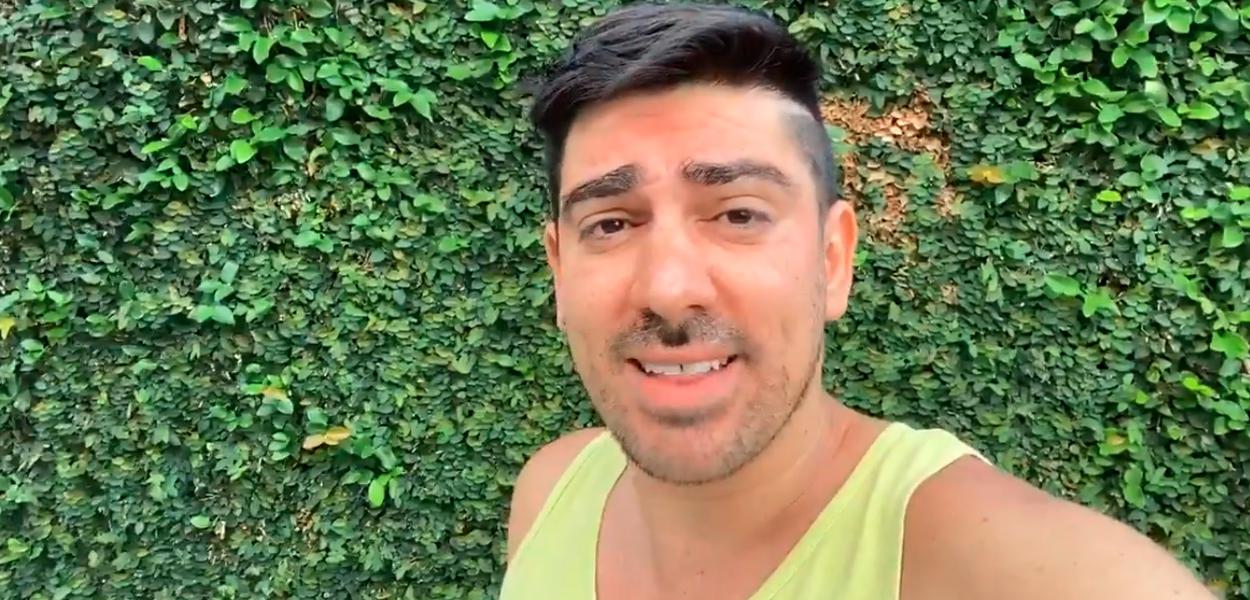 “Todo dia o Bolsonaro faz uma cagada”, diz Adnet, em paródia de Tieta (vídeo) (Foto: Reprodução) “Todo dia o Bolsonaro faz uma cagada”, diz Adnet, em paródia de Tieta (vídeo)