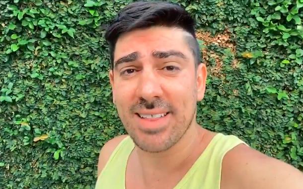“Todo dia o Bolsonaro faz uma cagada”, diz Adnet, em paródia de Tieta (vídeo) (Foto: Reprodução) “Todo dia o Bolsonaro faz uma cagada”, diz Adnet, em paródia de Tieta (vídeo)