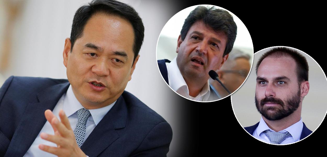 Embaixador chinês Yang Wanming, Eduardo Bolsonaro e Luiz Henrique Mandetta (Foto: Reuters) Embaixador chinês Yang Wanming, Eduardo Bolsonaro e Luiz Henrique Mandetta