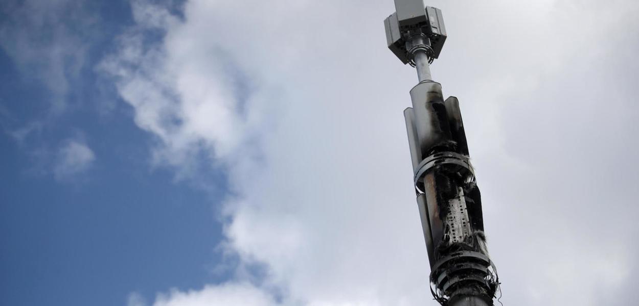 Uma antena de telecomunicações danificada pelo fogo é vista em Sparkhill (Foto: REUTERS - CARL RECINE) Uma antena de telecomunicações danificada pelo fogo é vista em Sparkhill