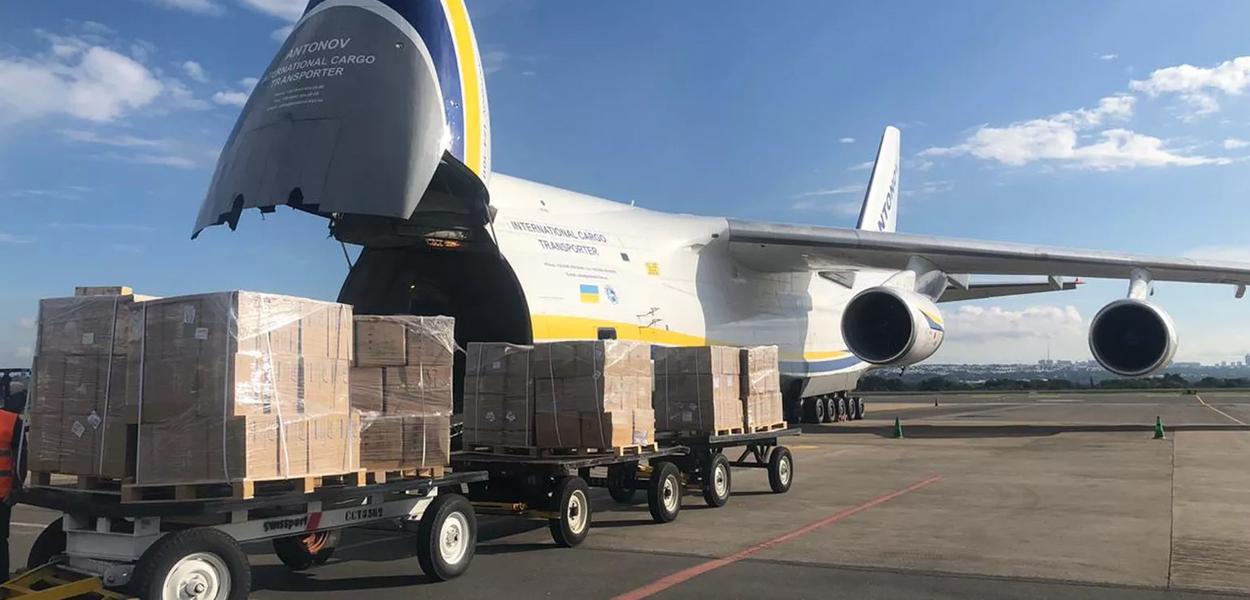 Avião cargueiro Antonov-124 pousa no Aeroporto de Brasília trazendo máscaras de proteção (Foto: Inframerica/Divulgação) Avião cargueiro Antonov-124 pousa no Aeroporto de Brasília trazendo máscaras de proteção