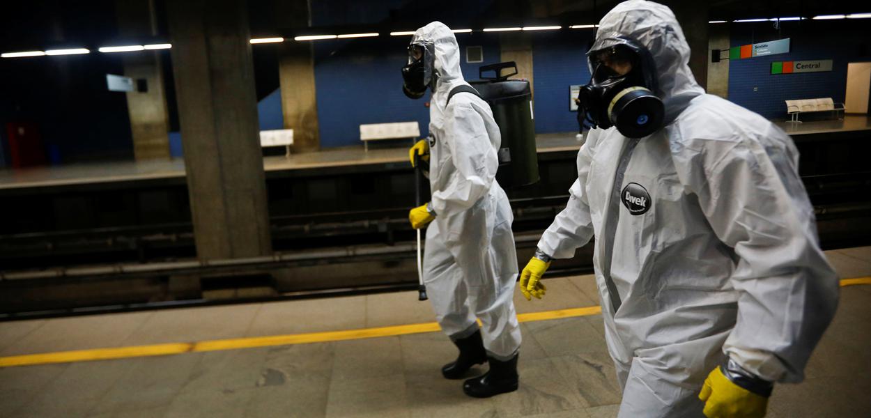 Militares das Forças Armadas desinfetam estação de metrô em Brasília em meio à pandemia do coronavírus
29/03/2020 REUTERS/Adriano Machado (Foto: REUTERS/Adriano Machado) Militares das Forças Armadas desinfetam estação de metrô em Brasília em meio à pandemia do coronavírus
29/03/2020 REUTERS/Adriano Machado